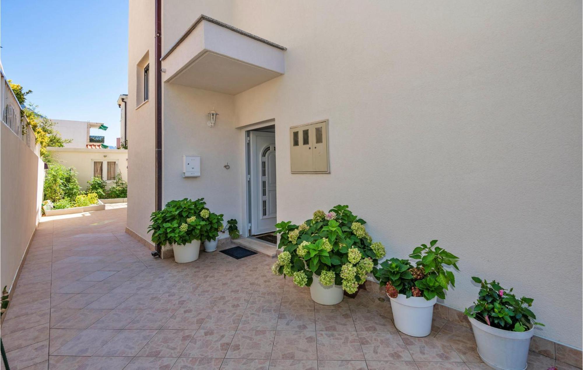Lovely Apartment In Makarska With Kitchen Εξωτερικό φωτογραφία